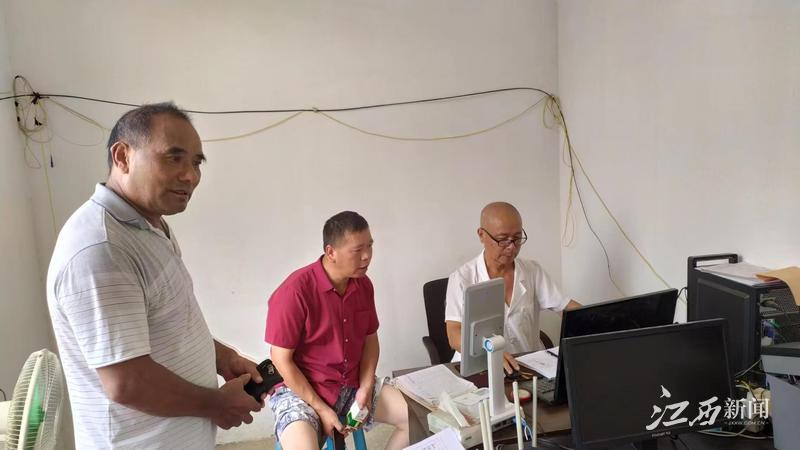 ▲村卫生室纳入了医保定点管理，九江市柴桑区江洲镇官场村村民足不出村也能办理报销。摄影 | 江西日报全媒体记者洪怀峰