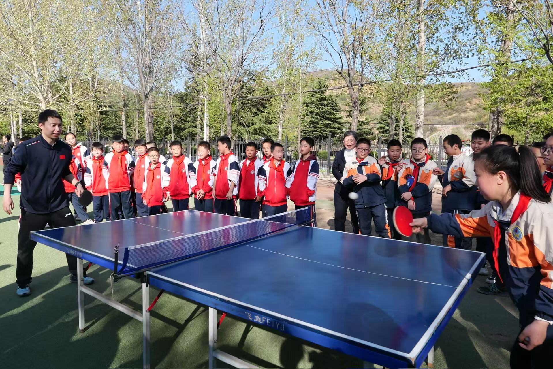 世界冠军于子洋在嘉峰小学与学生打乒乓球