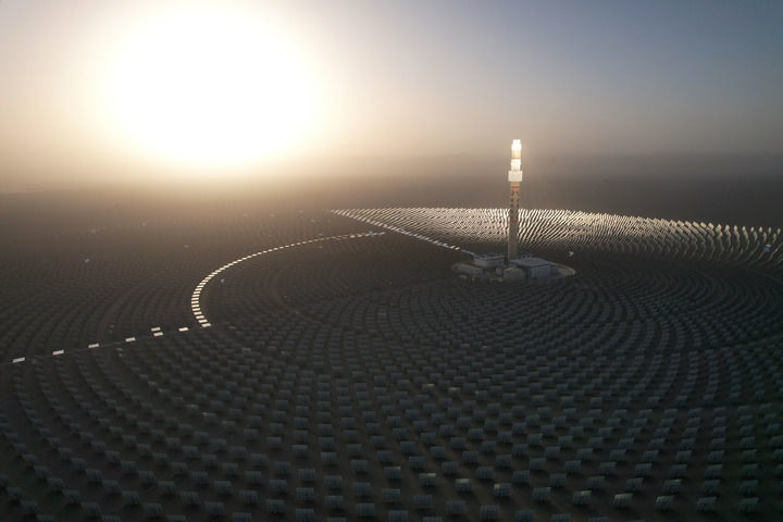 这是2025年3月7日在甘肃敦煌光电产业园区拍摄的首航高科敦煌100兆瓦熔盐塔式光热电站（无人机照片）　新华社记者　张睿　摄