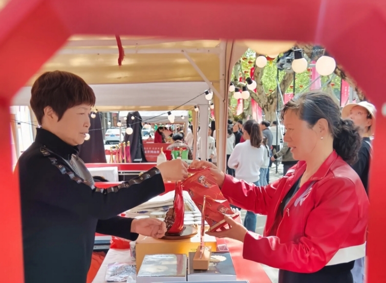 吉安永新县文创产品亮相井冈山杜鹃花节