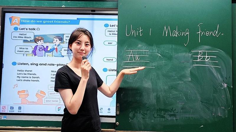 ▲薛舒文正在给学生上英语课。