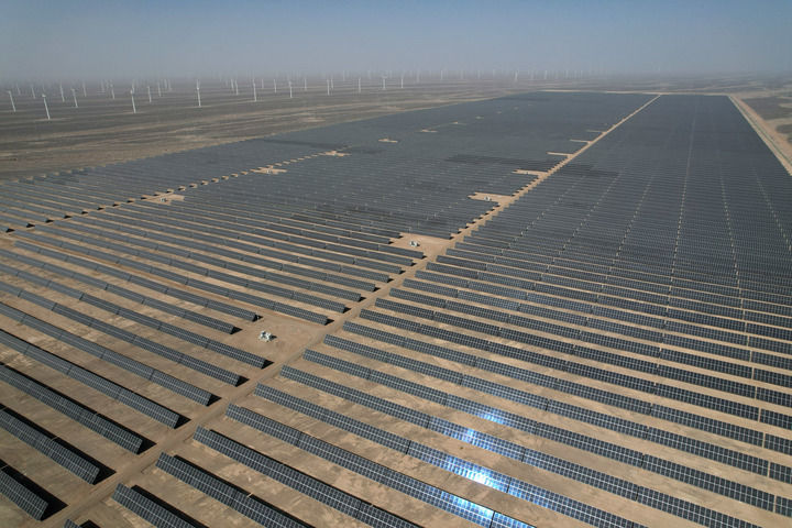 这是2025年3月7日在甘肃省酒泉市境内拍摄的瓜州昊华新能源电力有限公司20万千瓦光伏发电项目（无人机照片）　新华社记者　张睿　摄