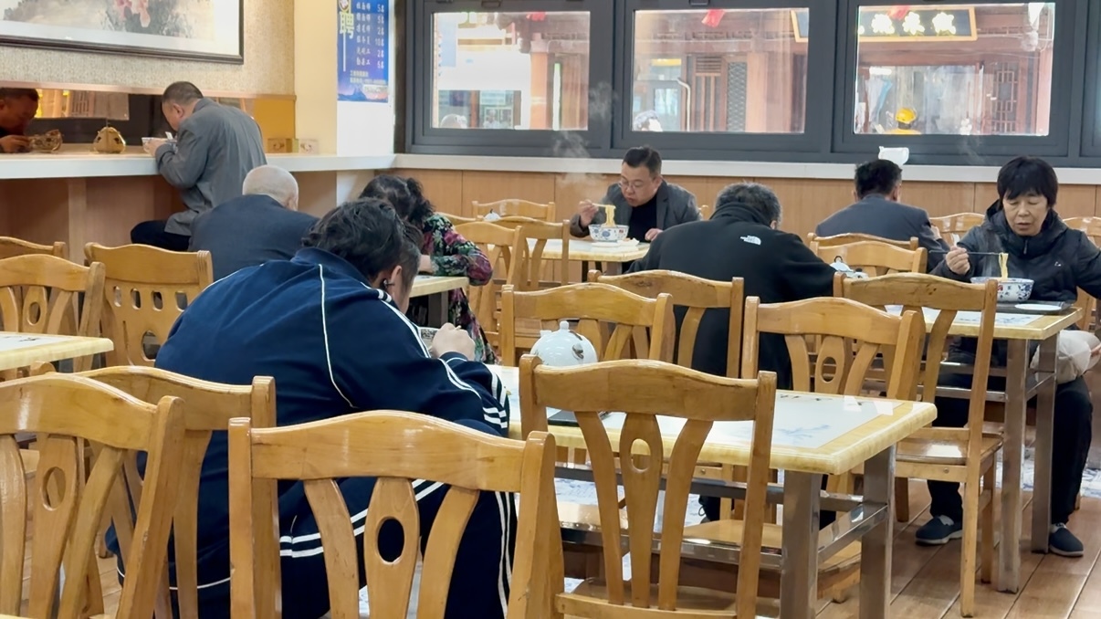 正在马子禄牛肉面用餐的食客