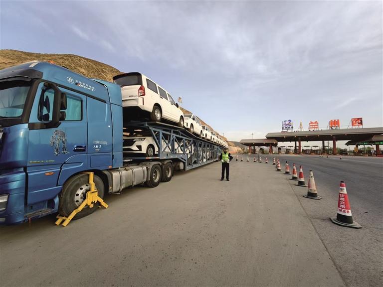 54米“巨无霸”载27辆小轿车上高速　司机非法改装领罚