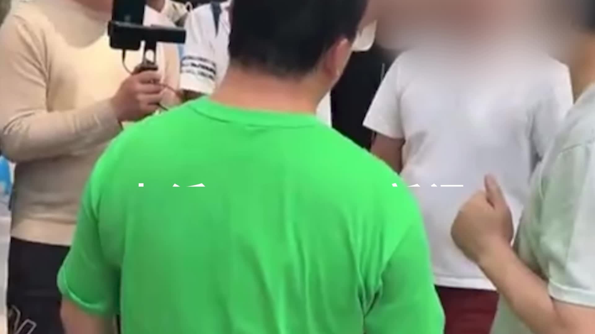 卤鹅哥回应街头遭山寨账号博主围堵：对方以为被我举报封禁，我没干过但给他报销路费饭钱