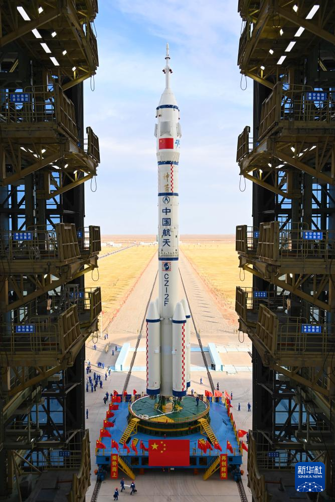 4月16日,神舟二十号载人飞船与长征二号F遥二十运载火箭组合体在垂直转运中。新华社发(汪江波 摄)