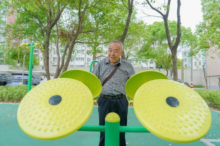 居民在改造后的金环花园体验运动健身器材。