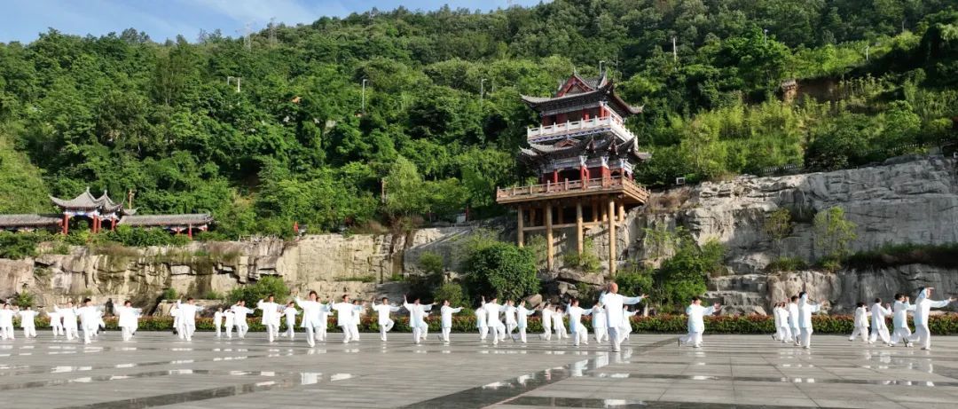 （岚河夜画碗场坝生态文化广场）