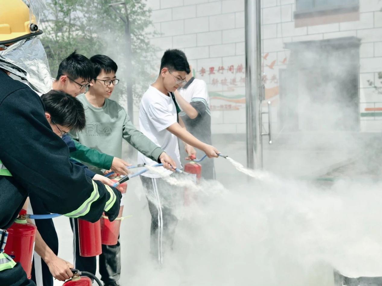 济宁天立学校初中部举行消防安全演练