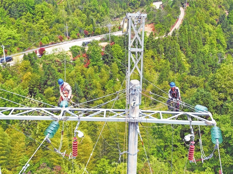 会昌县：避雷线架设作业（图）