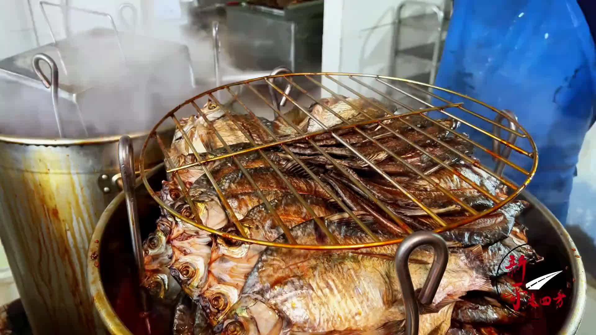 湖南大哥做鱼有妙招，毛孔张开撒腌料，30万大烤箱一次烤6000条