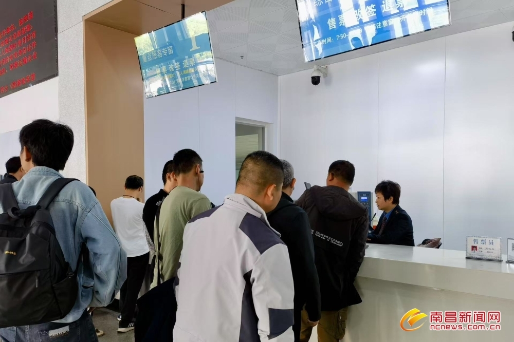 图为旅客在南昌站购买火车票。