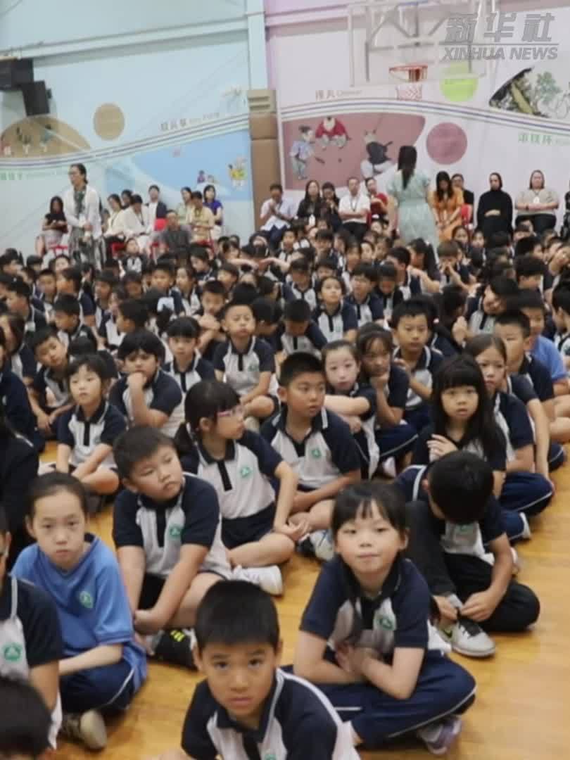 中国石油中东公司向迪拜中国学校捐赠书籍和教具