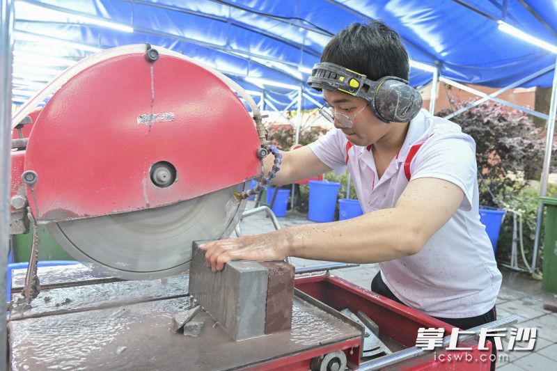 选手屏气凝神比赛。