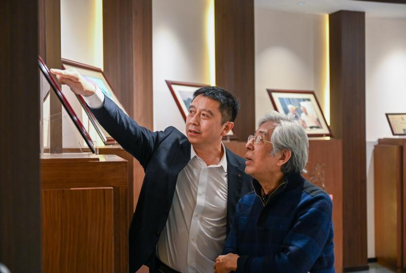 张毅超向张锡良介绍武陵酒历史