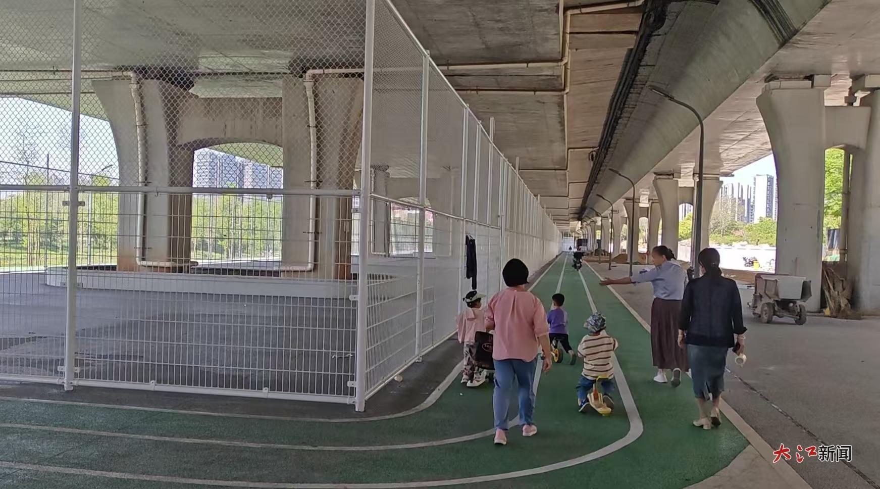 正在建设中的南昌九洲高架桥下空间