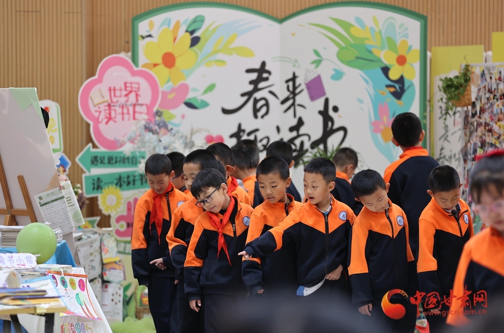 同学们在校园读书节上参观各个年级师生制作的读书笔记、手抄报,分享创作心得与体会。