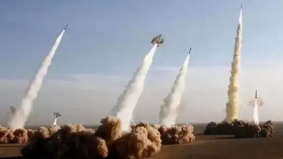 港媒：解放军戈壁齐射16枚弹道导弹，测试反导雷达追截系统