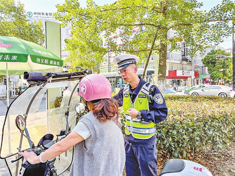 增大風(fēng)阻、影響操控、遮擋視線……提醒：電動車加裝遮陽篷隱患多