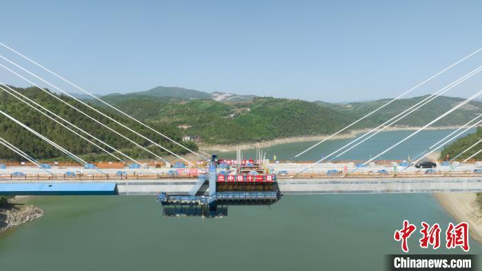 4月14日，新建陕西西安至湖北十堰高速铁路汉江特大桥正式合龙。(无人机照片) 古建敖 摄