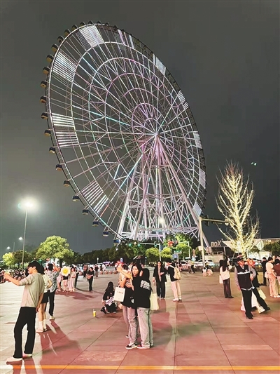 游客在摩天轮附近打卡