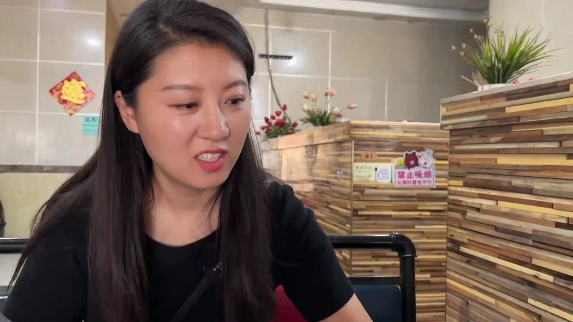 在菏泽吃驴肉壮馍，一个馍就八九斤，先切两块尝尝味道