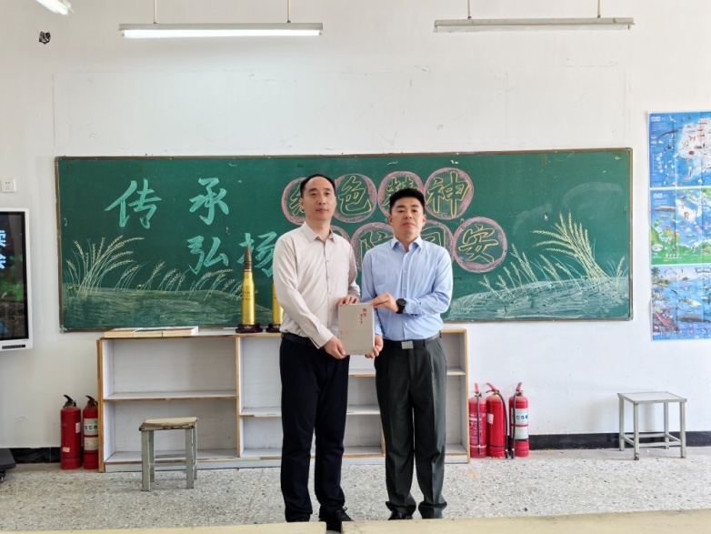 赠书现场