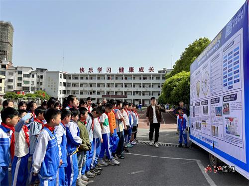 讲解宣传车辆海报(叶斯妮 摄)