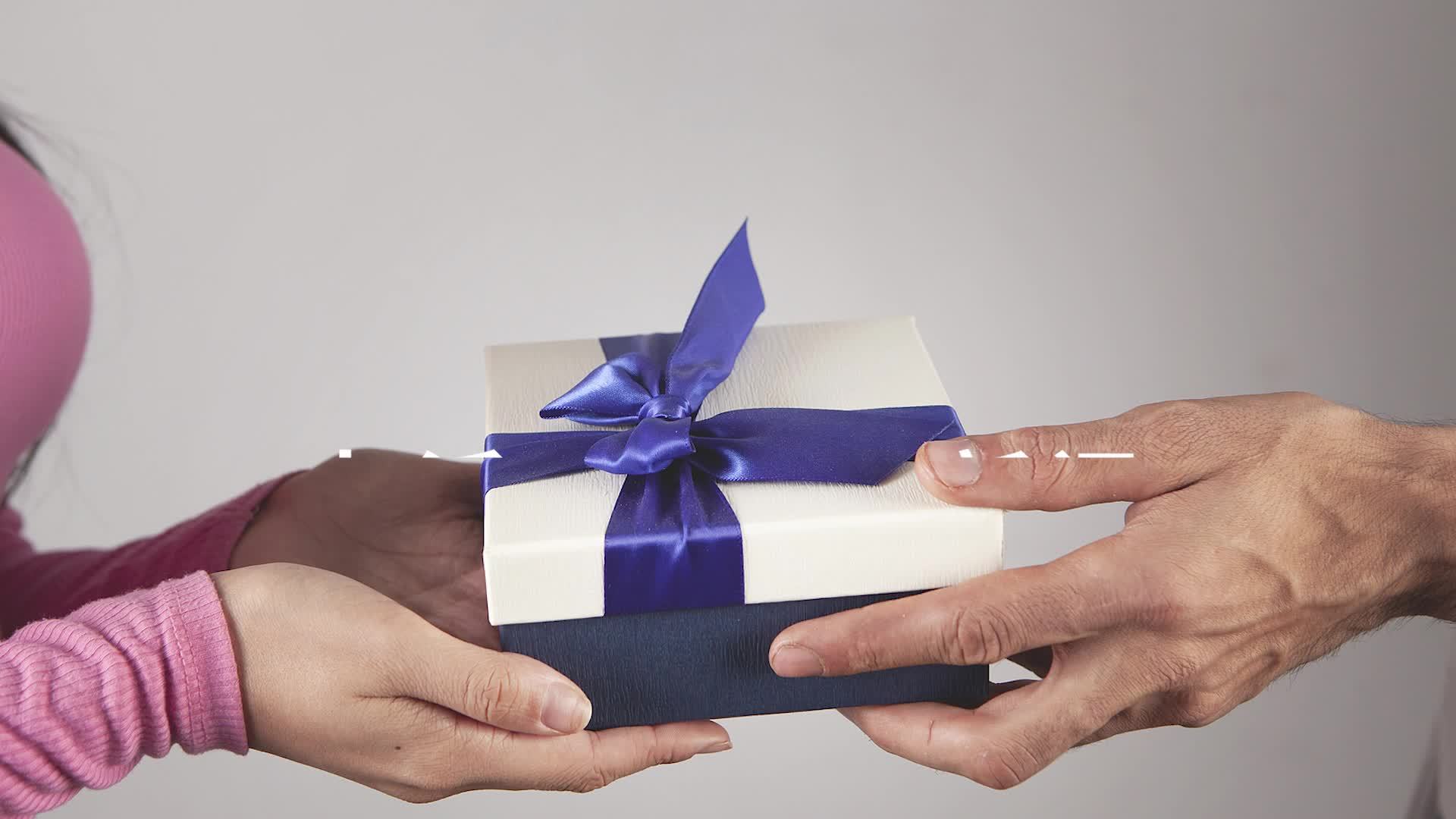 男子花21万签赠与协议追女生无果，起诉返还并付利息被驳回，法院：双方存在赠与合同关系