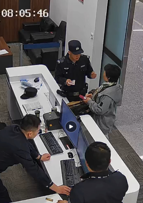 暖“心”闻：这一抱　让有困难找警察具象化了