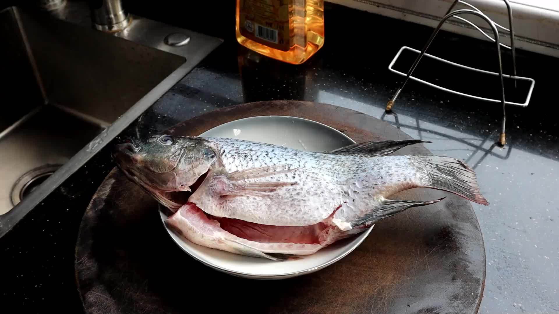 客家盐焗鱼，让人吃一次就爱上的家常菜，这味道绝了，越吃越想吃