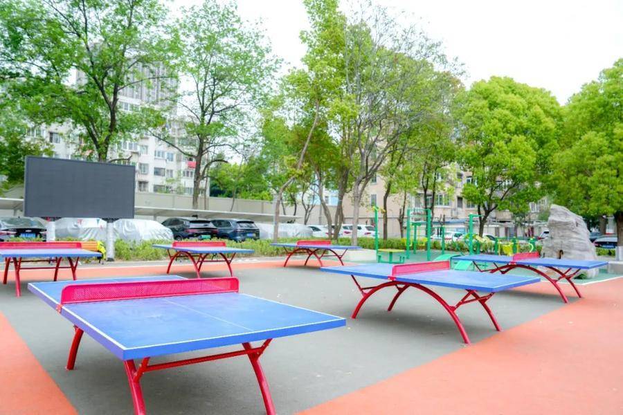 金环花园小区改造，翻建了休闲运动广场。