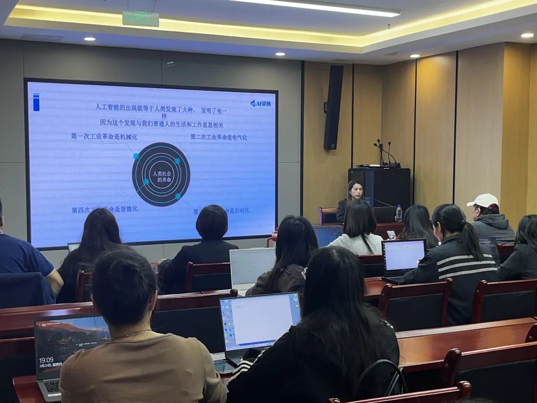 图：乐平镇总工会结合热点和职工需求，推出《AI数字人+短视频+直播+矩阵获客》实操班等职工夜校课程
