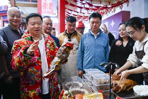 4月12日，“卤鹅哥”（前排左）在直播现场。记者 齐岚森 摄