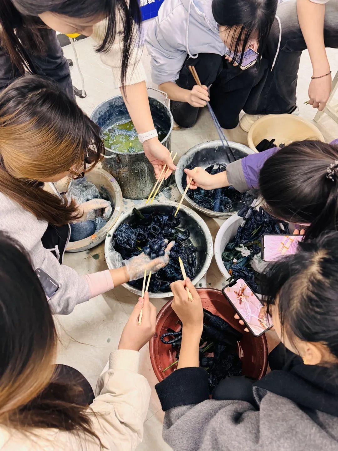 学习传统的扎染。西安培华学院供图