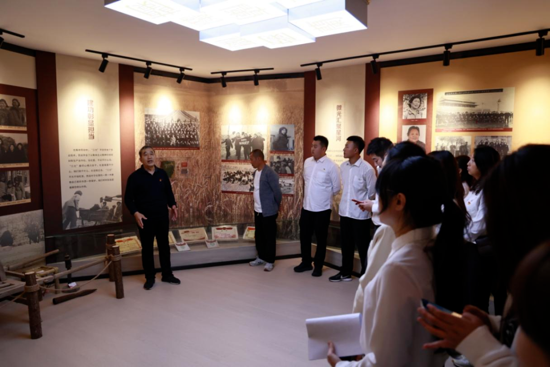 图为机关干部参观“三兰”精神初心馆