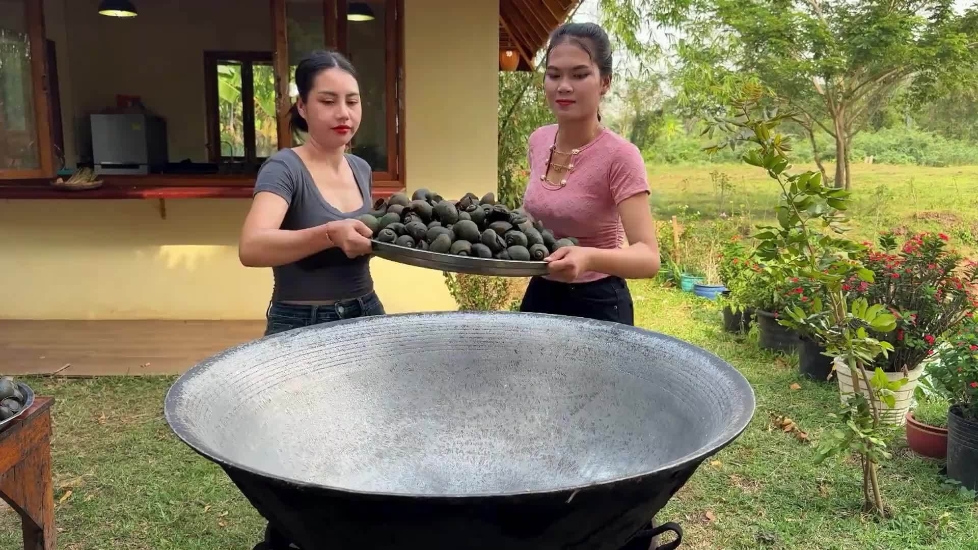 东南亚人是有多喜欢吃福寿螺？又搞了60斤做凉拌，真的是开眼界了