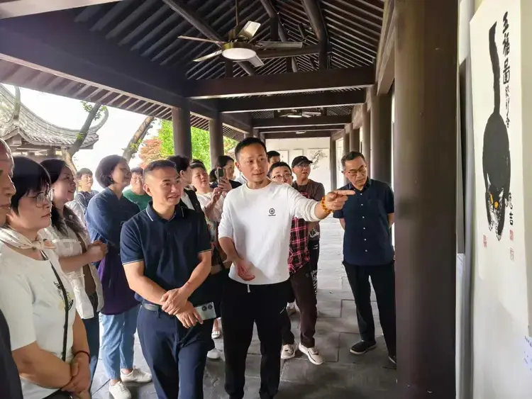 开福区文联主席易海军参观画展