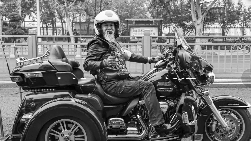 63岁机车网红因意外去世，数百名骑友送别，其子：会传承他的公益事业和精神