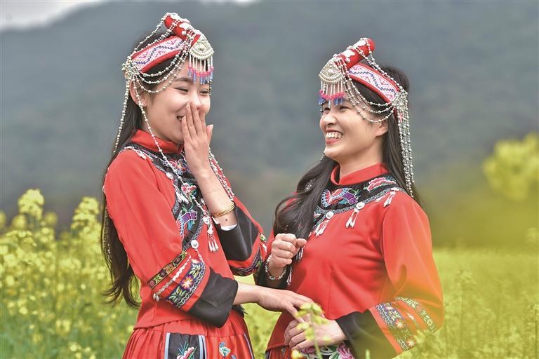 兰子村里穿上畲族服饰打卡留念饶海松 摄