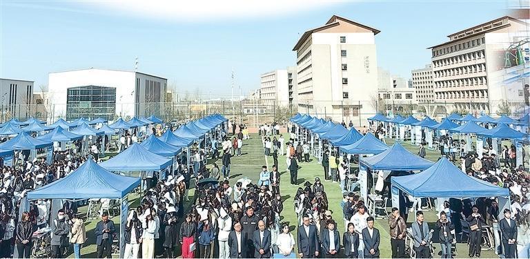 甘肃财贸职业学院校园双选会现场气氛热烈　兰州新区报记者　李怡青　摄
