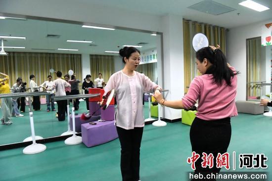 图为老师为学员指导舞蹈动作。 孙雨蝶 摄