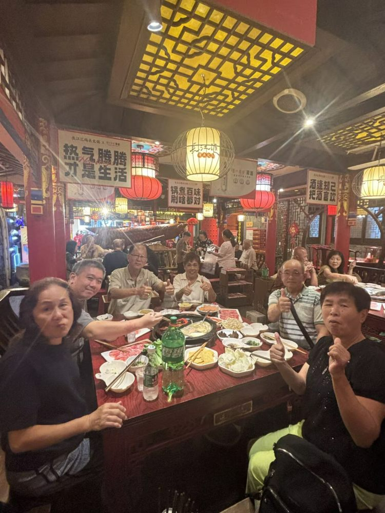 东南亚游客品尝重庆火锅。图源：重庆忻宸文旅（集团）