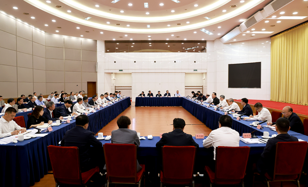 浙江省委书记王浩主持召开推动外经贸高质量发展座谈会。 图片来源：潮新闻