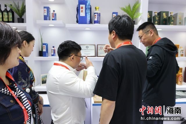 贵州馆内，源自仡佬族酿酒技艺的雄正酱香酒受到客商关注。张茜翼 摄