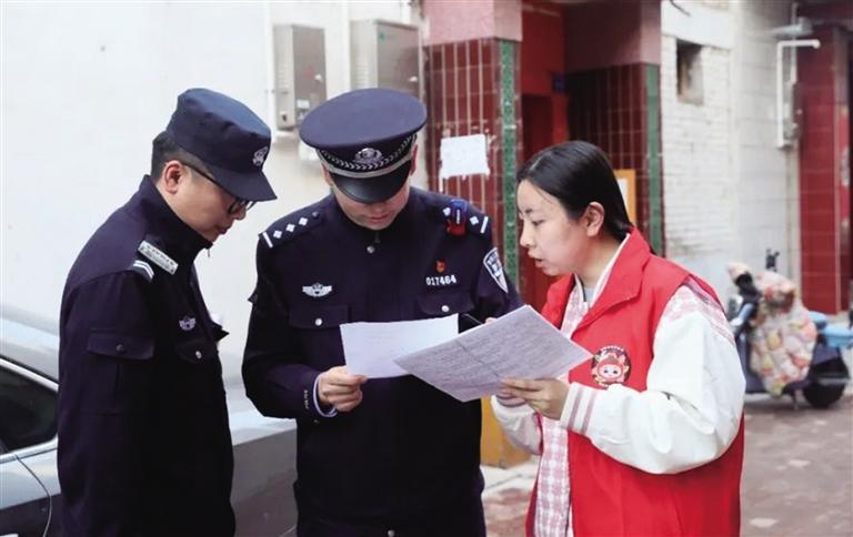 社区民警核对张梅花的信息