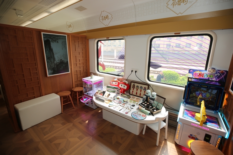 “好客山东·齐鲁1号”旅游列车休闲车厢。摄影:钱超彤
