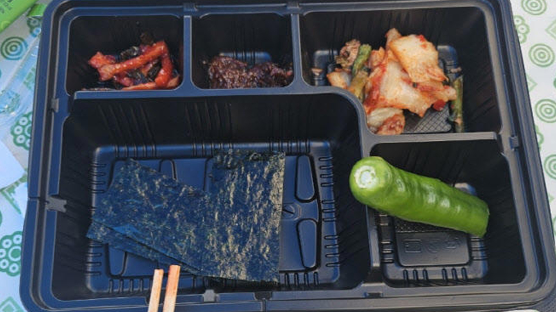 韩国残运会盒饭只有泡菜小菜一片肉都没有，价值61元，企业道歉：只收一半费用