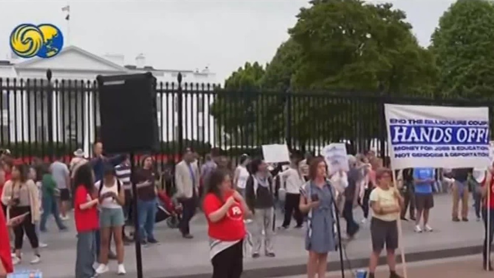 美国再现反特朗普示威，民众聚集在白宫外