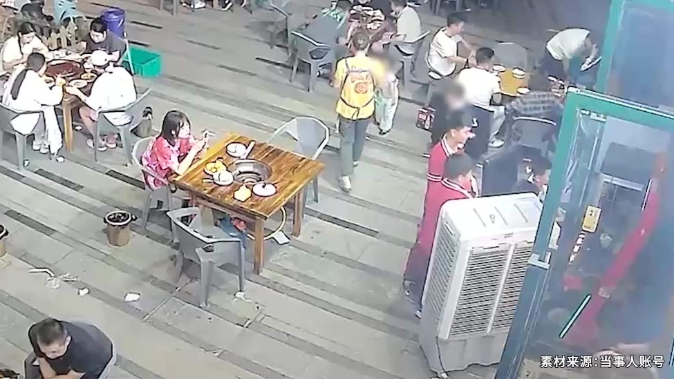 火锅店老板为避让打闹孩童将油锅倾向自己：第一反应是“不能让小朋友烫伤”